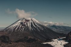 Vandra bland aktiva vulkaner på Tongariro Alpine Crossing - Nya Zeelands bästa dagsvandring