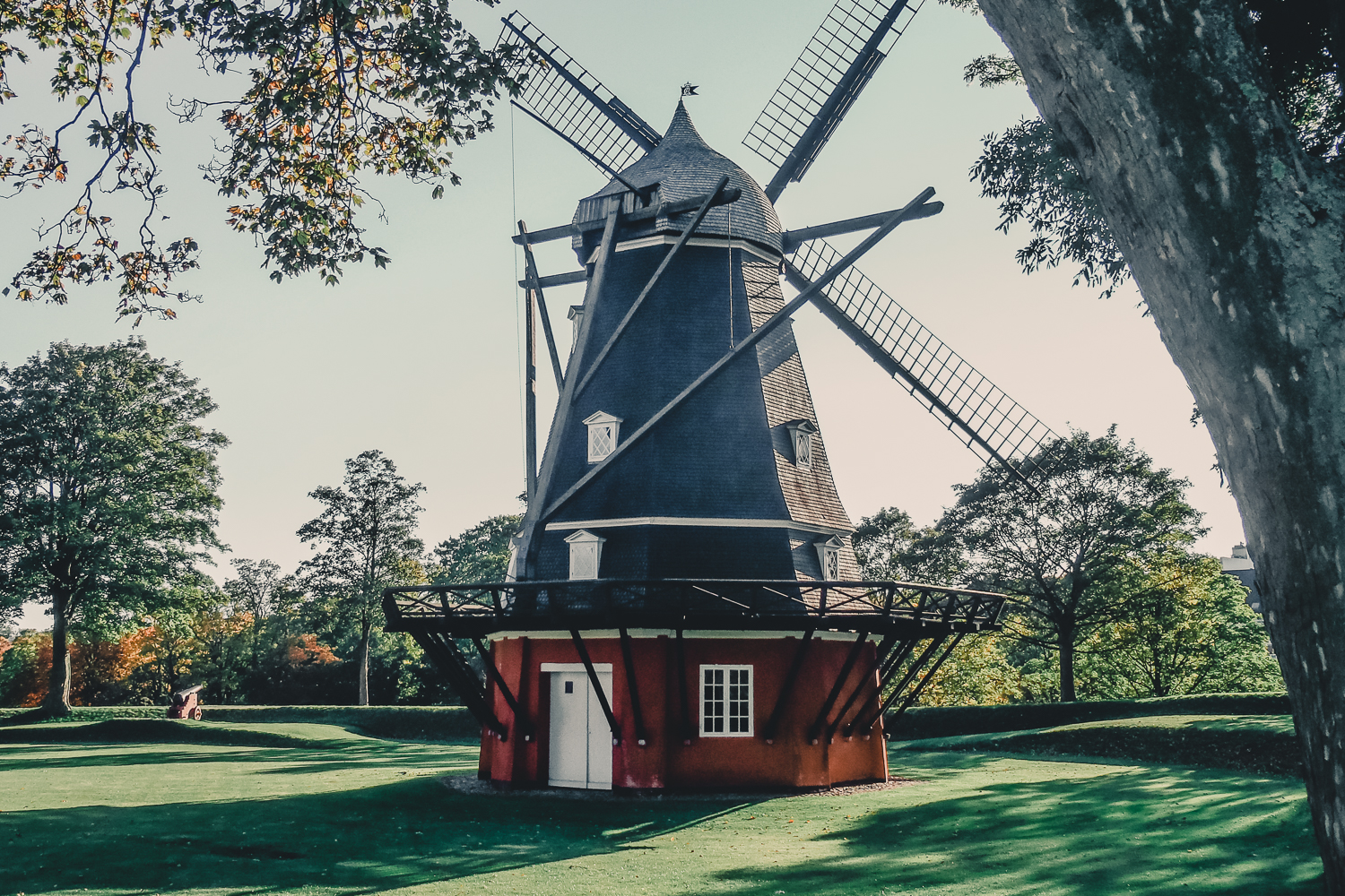 Vacker höstpromenad vid Kastellet i Köpenhamn