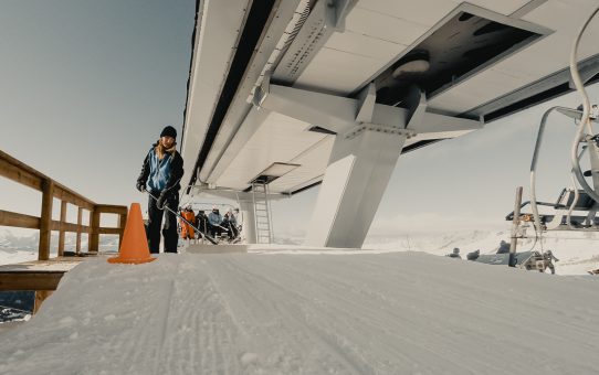 Tiden räcker inte till med dubbla jobb i Banff