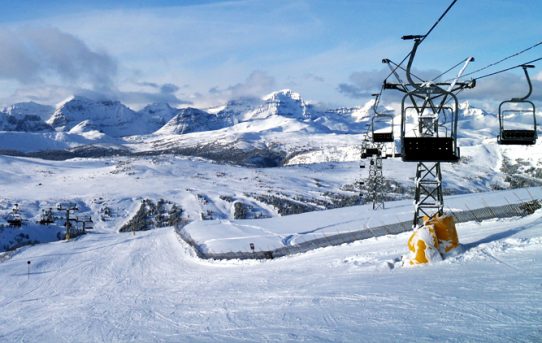 Hektiskt liv med dubbeljobb som liftvakt och shot girl