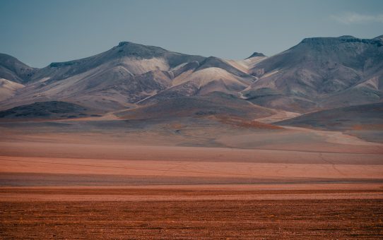 Laguna Colorada – en röd sjö och rosa flamingos bland aktiva vulkaner i saltöknen Laguna Colorada – en röd sjö och rosa flamingos bland aktiva vulkaner i saltöknen