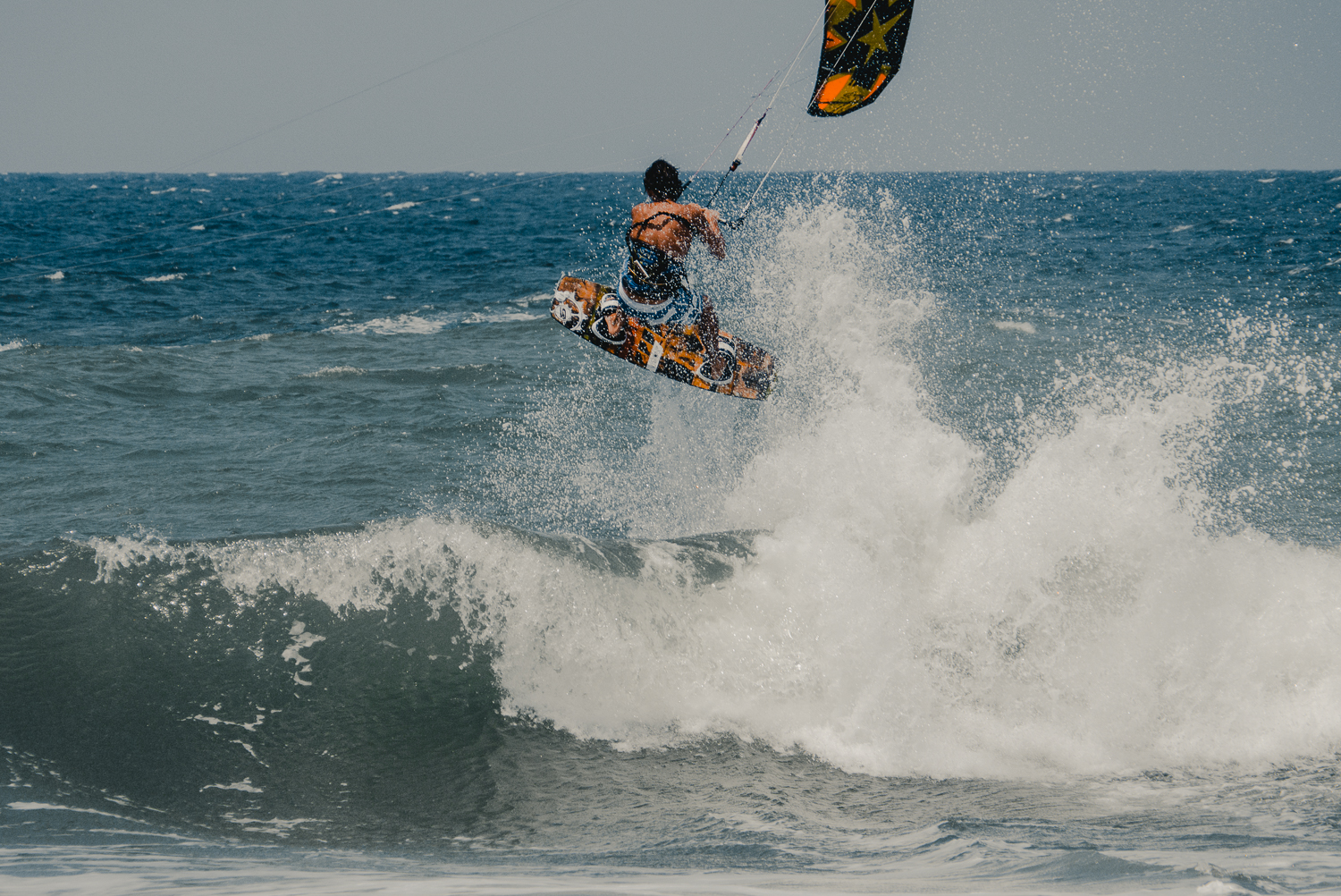 För höga vågor för kitesurf i Santa Marianita