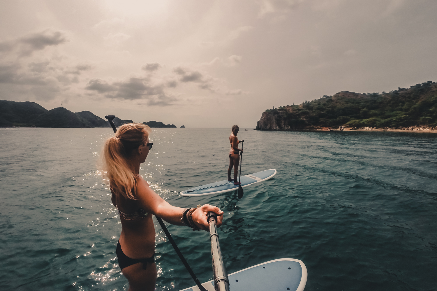 Se kusten utanför Taganga på en Stand up paddle board