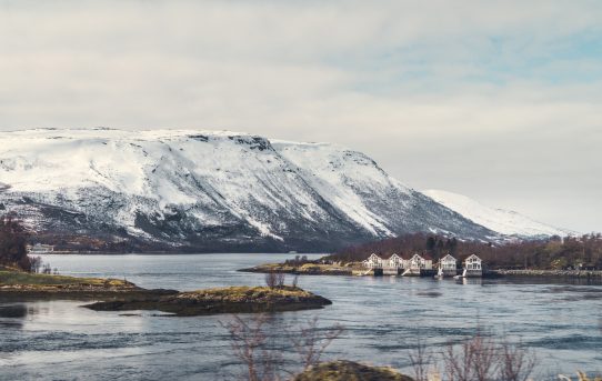 Midnattsljus och snowboardåkning i Riksgränsen och roadtrip till Norge Midnattsljus och snowboardåkning i Riksgränsen och roadtrip till Norge