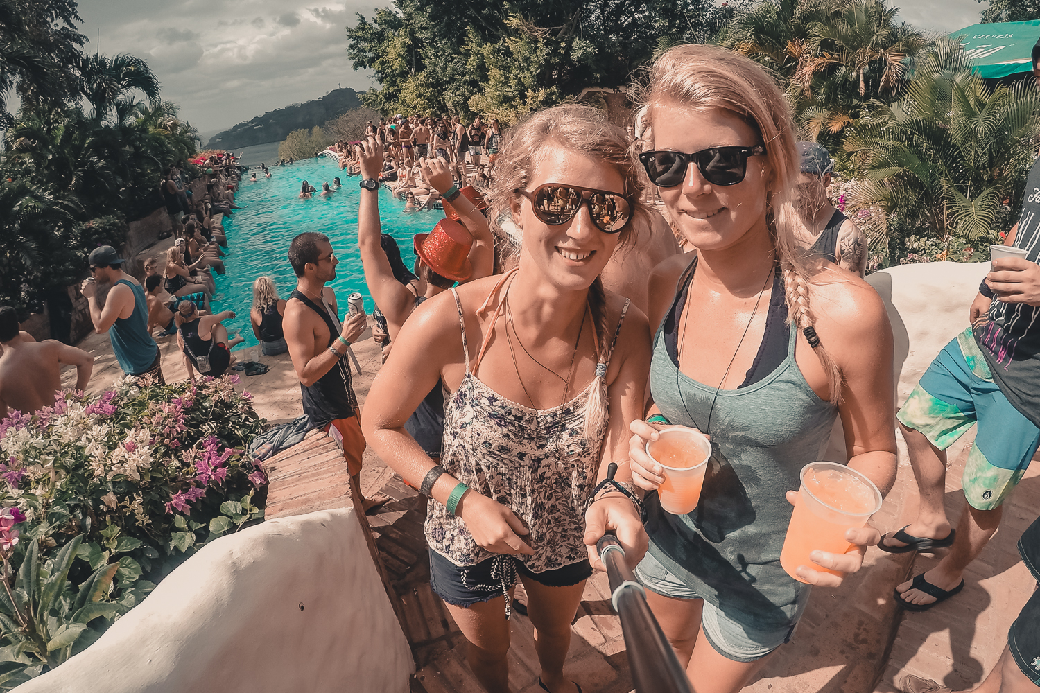 Sunday Funday och poolparty i San Juan del Sur